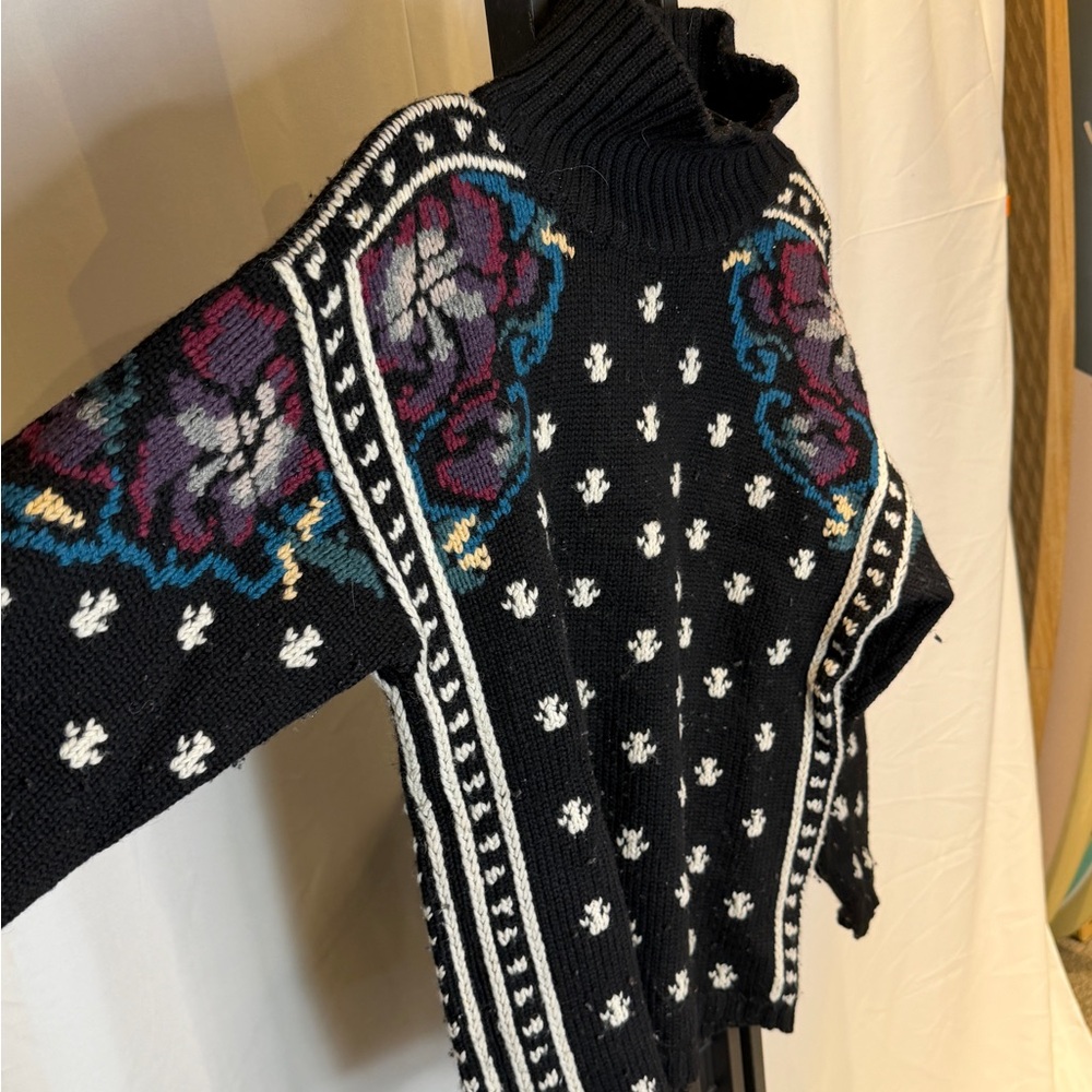 Elegant Black Patterned Women's Turtleneck Sweater (Vintage)‎ - Picture 2 of 5